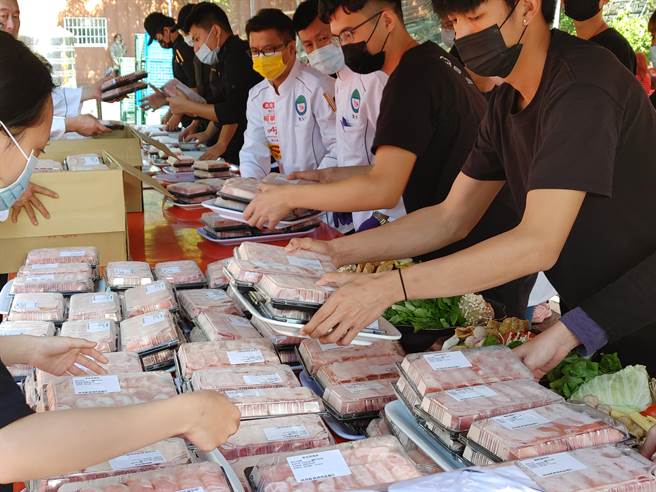 南投县烹饪商业同业公会派出多名厨师及近百位工作人员。（吴建辉摄）