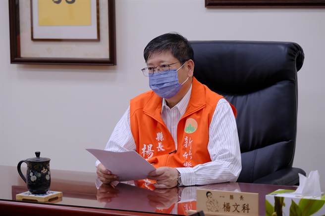 新竹縣長楊文科8日宣布，新竹縣的醫療院所、長照機構9日起全面禁止探病。（莊旻靜攝）