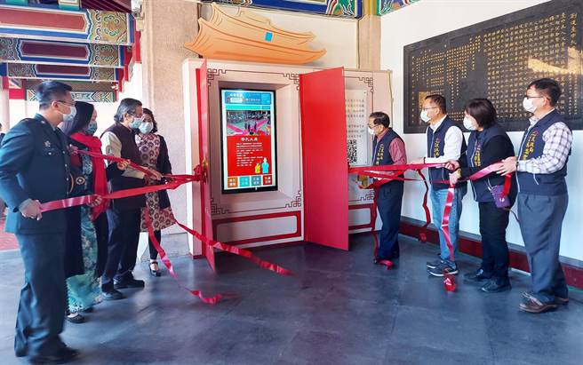 吴世玮与现场贵宾共同揭开孔庙AR扩增实境数位导览系统新扉页，增进民眾与孔庙互动体验。（台中市政府提供／陈世宗台中传真）