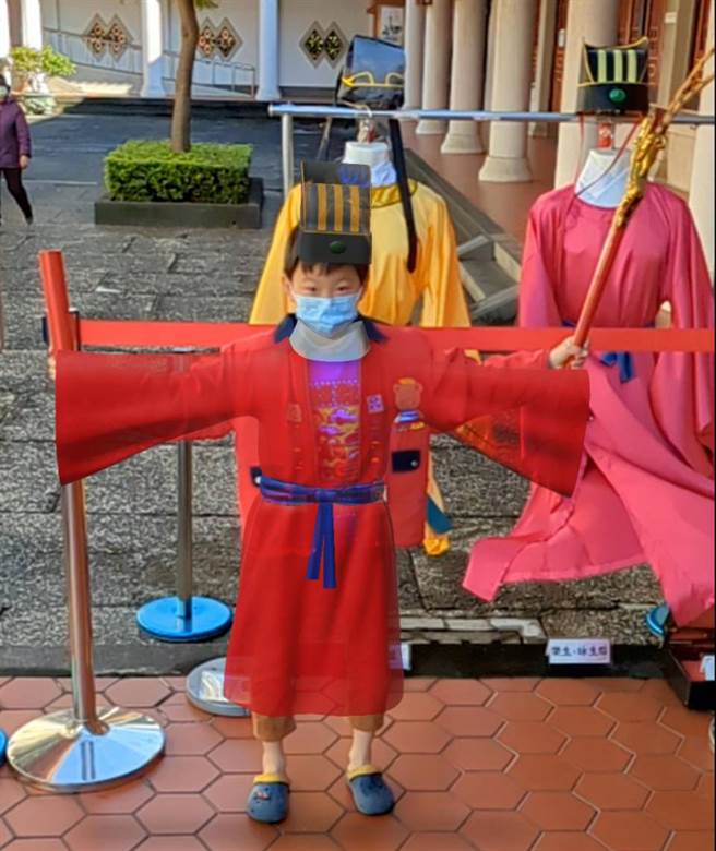 小朋友手持翟、籥兴奋体验虚拟佾生、礼生服穿戴，并合影拍照留念。（台中市政府提供／陈世宗台中传真）