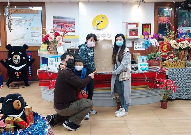 參山處於8、9兩日上午8點30分起，在梨山、谷關、八卦山、松柏嶺及獅頭山、南庄六個遊客中心發送觀光局月曆，遊客開心領取。（參山處提供／黃國峰台中傳真）