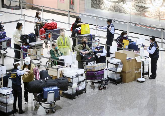 指揮中心擬將全球列入高風險，只有帛琉除外。圖為桃機入境旅客準備前往採檢站的畫面。（范揚光攝）