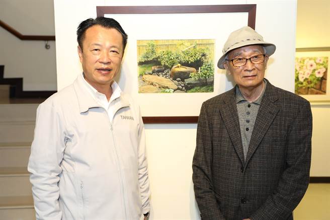 90岁的水彩画家林英哲（右）回乡开展，嘉义县长翁章梁（左）前往参加开展记者会。（张亦惠摄）