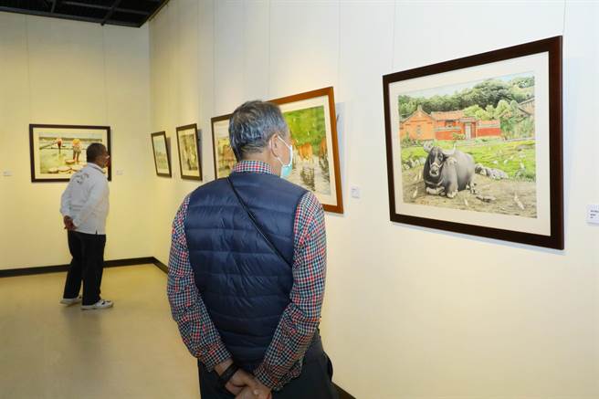 林英哲的作品展现早年农村景象。（张亦惠摄）