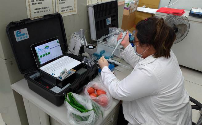 花莲县蔬菜运销合作社利用「拉曼光谱农药残留快检系统」，把关蔬菜农产品安全管理，并蝉联10年全国极特优检验站。（农粮署提供／王志伟花莲传真）