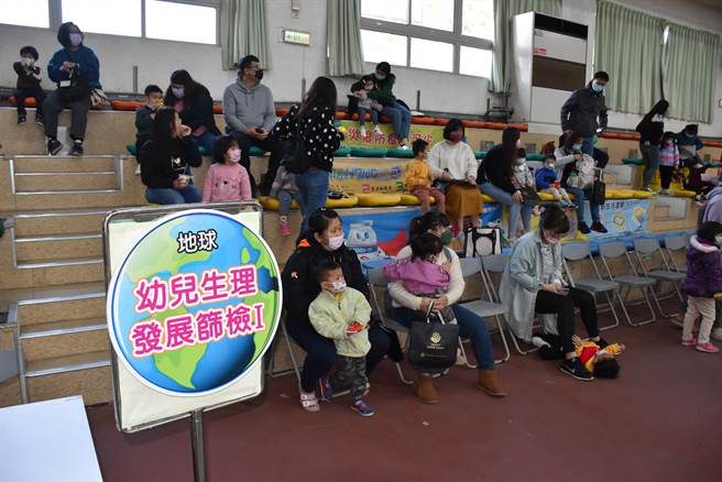 头份扶轮社8日上午举办幼儿身心发展筛检活动，有154名幼儿家长报名参加。（谢明俊摄）
