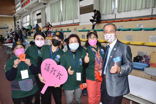 身为头份扶轮社会员的县议员郑聚然也到场协助幼儿身心发展筛检活动。（谢明俊摄）