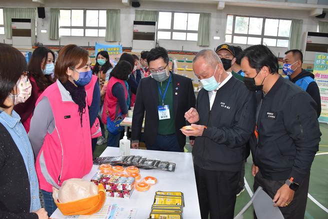 苗栗县长徐耀昌8日上午至会场致意关心幼儿身心发展筛检活动。（谢明俊摄）