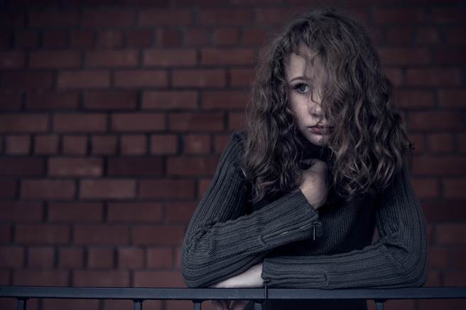 煤气灯操纵是一种心理上与情绪上的虐待，使受害者怀疑自己的现实、判断、自我认知。(示意图/shutterstock)
