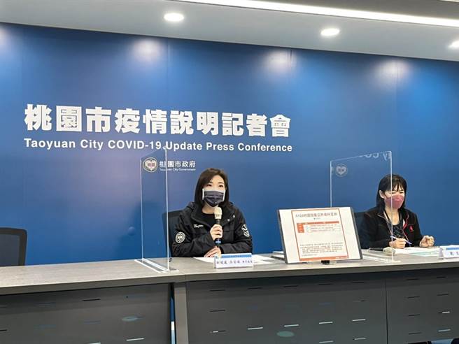桃園市政府8日舉行疫情說明記者會，由專門委員吳安琪主持。（陳夢茹攝）