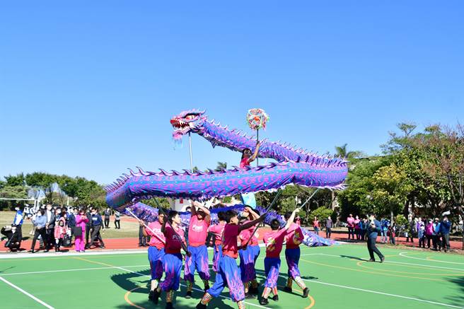 芳苑国中8日举办60周年校庆暨园游会，荣获全国各级学校民俗体育舞龙竞赛八连霸、菁英赛三连霸的舞龙队精彩演出。（吴敏菁摄）