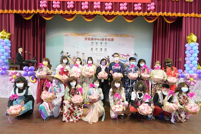 芳苑国中用心教育，校庆安排合唱国、台、英、日、韩、越南、印尼语等7国版本生日快乐歌，县长王惠美也将装满寿桃的提篮发给身着东南亚各国服饰的学生代表。（吴敏菁摄）