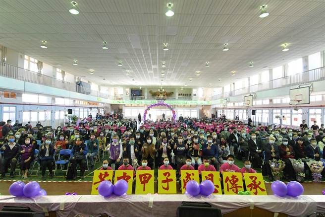 芳苑国中8日举办60周年校庆暨园游会，活动精彩。（吴敏菁摄）