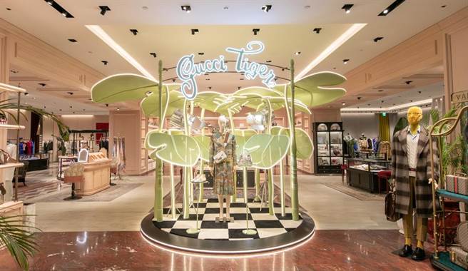 台北101 Gucci虎年主題店中店，入口處有閃亮「Gucci Tiger」燈牌，讓人猶如走進森林。（台北101提供）
