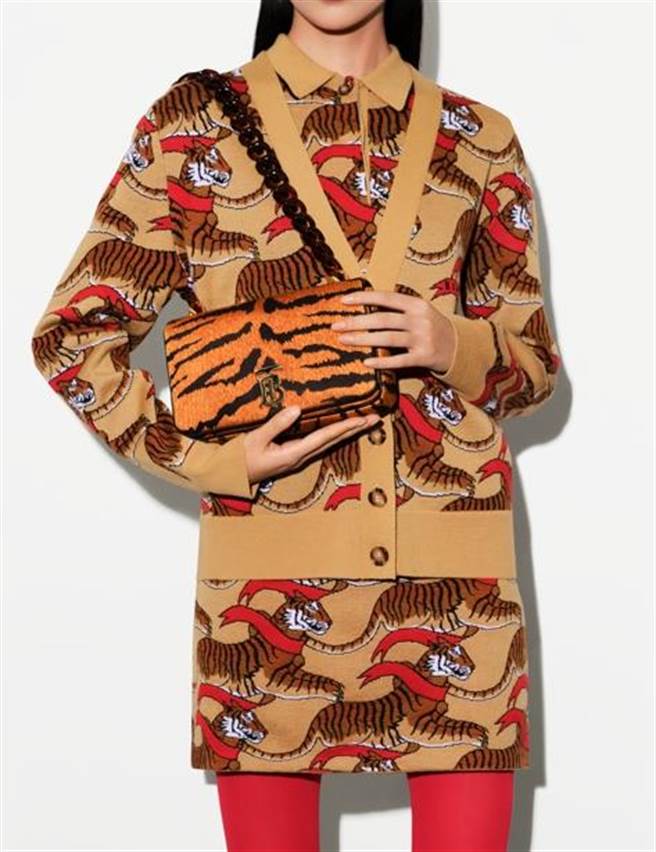 台北101 Burberry 2022虎年限量系列有服飾、包款等商品，價格店洽。（台北101提供）