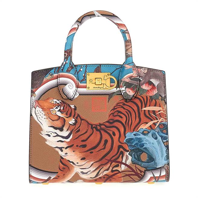 台北101 FerragamoSTUDIO系列虎年限定提包，7萬7900元。（台北101提供）