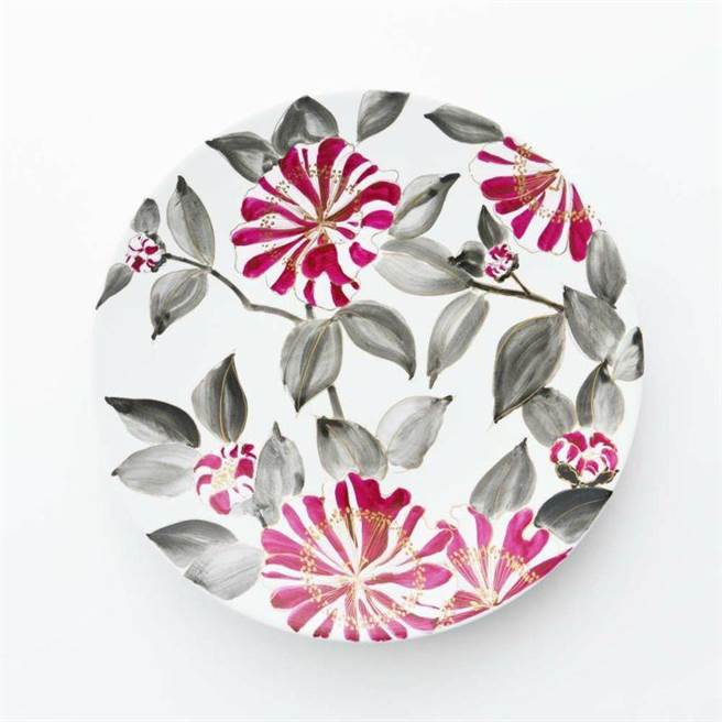 台北101 1月13日至2月14日引進東京餐具選物品牌「東京食器」，於購物中心1樓信義長廊舉辦「日和新年餐桌」微展覽，Arita Porcelian Lab Gallary山茶花系列價格店洽。（台北101提供）