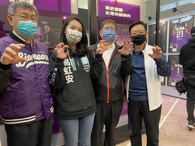 台北市长柯文哲（左起）、立委高虹安、新竹县长杨文科等人，8日在攻城狮「LIONATION博物馆」，认识运动产业。（庄旻静摄）