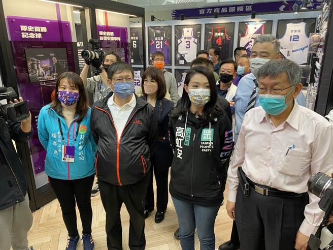 台北市长柯文哲（右起）、立委高虹安、新竹县长杨文科等人，8日前往新竹县体育馆、同时也是新竹街口攻城狮篮球队的主场馆，认识职业篮球的魅力。（庄旻静摄）