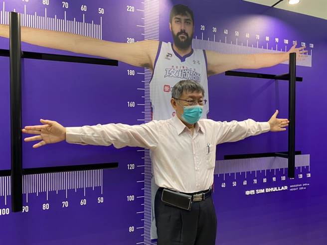 台北市长柯文哲以攻城狮球星辛巴的身高、手长作为比例尺量测。（庄旻静摄）