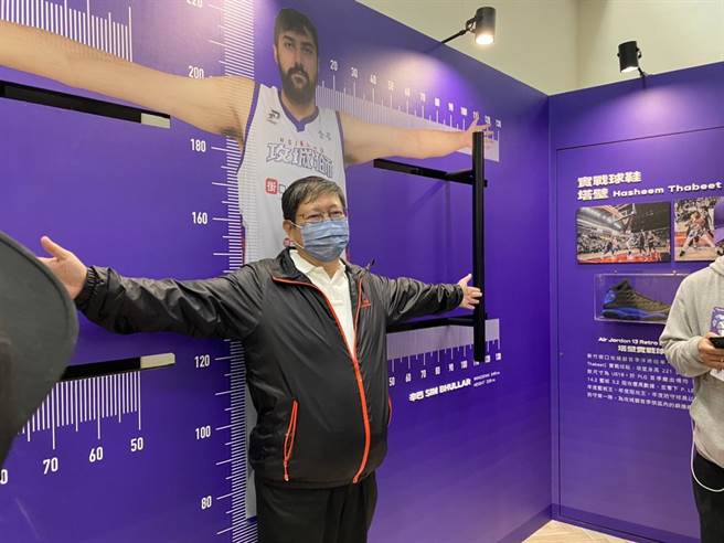 新竹县长杨文科以攻城狮球星辛巴的身高、手长作为比例尺量测。（庄旻静摄）