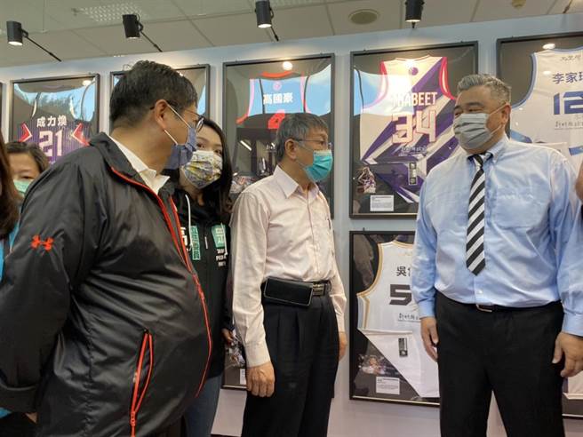 攻城狮总经理高景炎（右）向台北市长柯文哲（右二）、新竹县长杨文科（左），介绍「LIONATION博物馆」。（庄旻静摄）