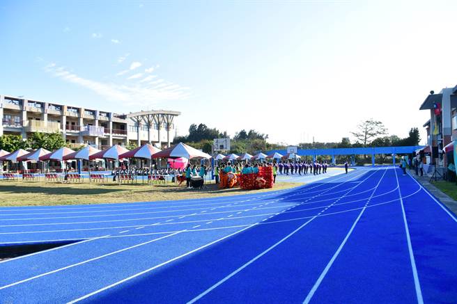 芳苑乡草湖国中8日举办校庆典礼，重新铺设的跑道及篮球场正式剪彩启用， 一改往常的红棕和草地色，呈现了一片蔚蓝。（吴敏菁摄）