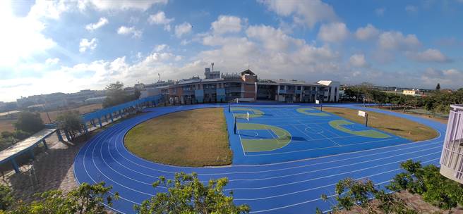 芳苑乡草湖国中8日举办校庆典礼，重新铺设的跑道及篮球场正式剪彩启用， 一改往常的红棕和草地色，呈现了一片蔚蓝。（彰化县政府提供／吴敏菁彰化传真）