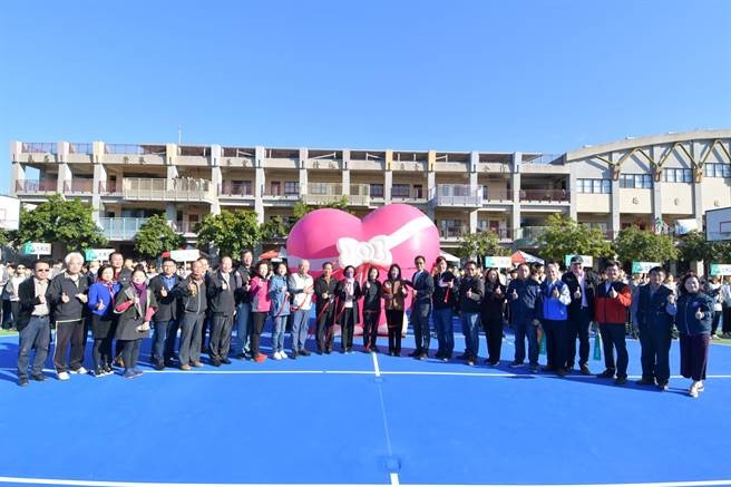 芳苑乡草湖国中8日举办校庆典礼，重新铺设的跑道及篮球场正式剪彩启用。（吴敏菁摄）