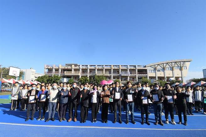 芳苑乡草湖国中8日举办校庆典礼，重新铺设的跑道及篮球场正式剪彩启用。（吴敏菁摄）