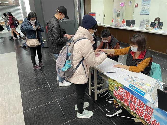 花蓮春節返鄉專車，12日開放網路訂票，民眾在16日、17日時可至台北車站花蓮返鄉專車服務台取票。（花蓮縣政府提供／王志偉花蓮傳真）