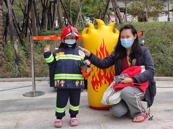 消防人员带着小朋友一同玩互动游戏（消防局提供／戴上容新北传真）
