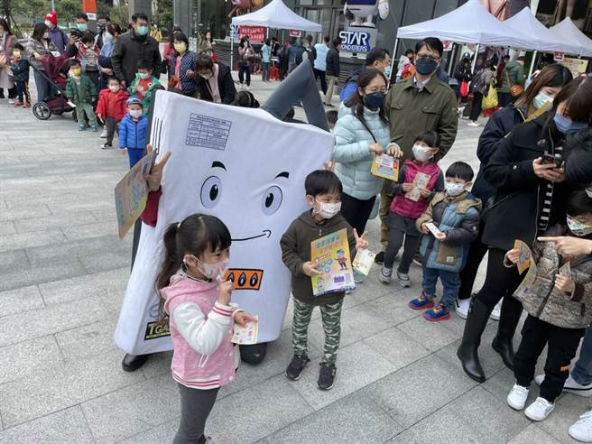 新北市政府消防局第二大队于8日于新庄宏匯广场办理消防宣导园游会（消防局提供／戴上容新北传真）