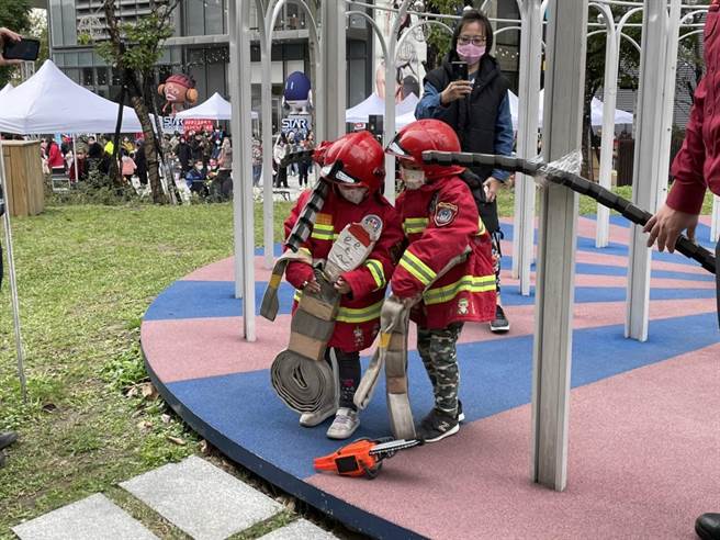 新北市政府消防局第二大队于8日于新庄宏匯广场办理消防宣导园游会（消防局提供／戴上容新北传真）