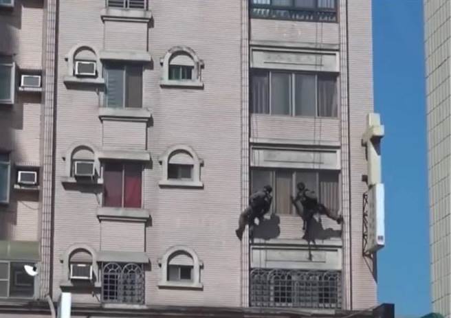 高雄39岁孙姓男子找来5名友人在高雄鼓山区筹组诈骗集团机房，警方获报后，于4日联合保安大队特勤中队以攀降方式攻坚诈骗机房，成功逮获6名诈团成员。（翻摄画面／洪浩轩高雄传真）