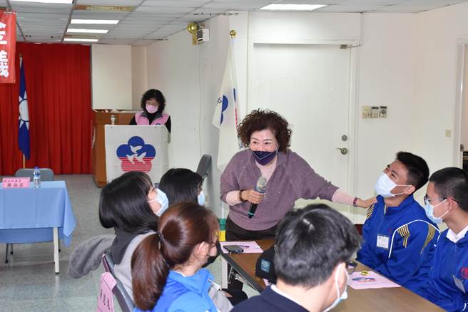 身兼婦聯會苗栗分會主委的蔡麗卿親切與受獎學生話家常。（謝明俊攝）