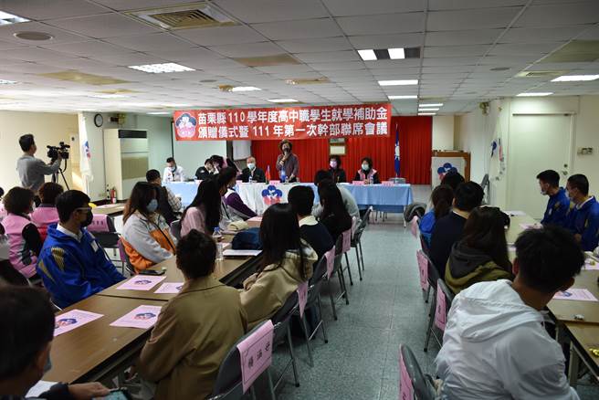 婦聯會苗栗分會8日共發贈24名清寒優秀高中職學生獎學金。（謝明俊攝）