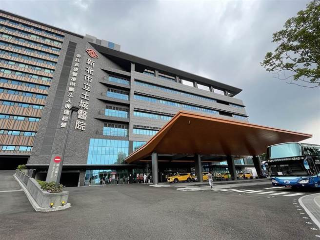 桃园机场本土确诊案例不断增加，因应中央宣布缩短第三剂疫苗接种间隔，双北纷纷宣布开放合约医疗院所预约疫苗，新北市立土城医院门诊就出现挂号爆量的状况，1月份疫苗诊次数量较桃机疫情爆发前暴增2倍。（蔡雯如摄）