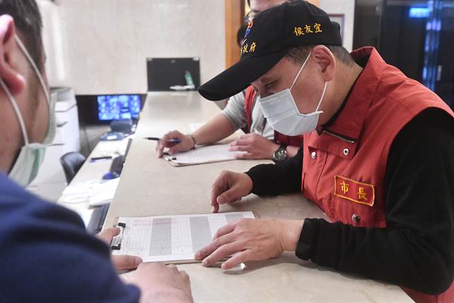 春节返乡高峰 侯友宜带队稽查防疫旅馆 。(新北市政府提供)