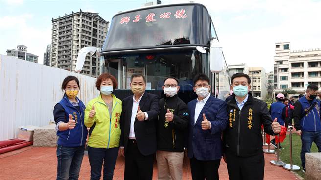 新竹县副县长陈见贤（左三）、议长张镇荣（左四）8日出席「狮子爱心号捐血车、医疗巡迴车捐赠暨五大志业」公益活动，张镇荣捐款100万购车金。（庄旻静摄）