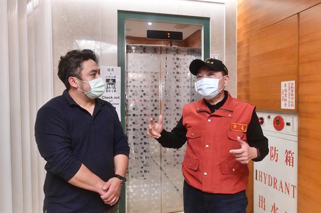 春节返乡高峰 侯友宜带队稽查防疫旅馆 。(新北市政府提供)