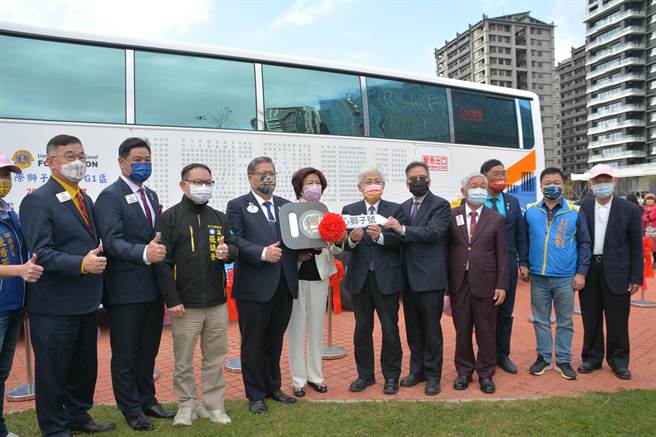 国际狮子会300-G1区8日在新竹县竹北市的新崙公园，举办「狮子爱心号捐血车、医疗巡迴车捐赠暨五大志业」公益活动，现场捐出捐血车、医疗巡迴车。（庄旻静摄）