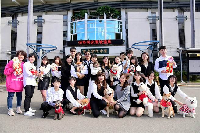 宠物经营科的「喜迎新春宠物走秀」活动中，很多宠物都是同学们领养而来，盼藉此宣扬「领养代替购买」的观念。（侨泰高中提供／黄国峰台中传真）