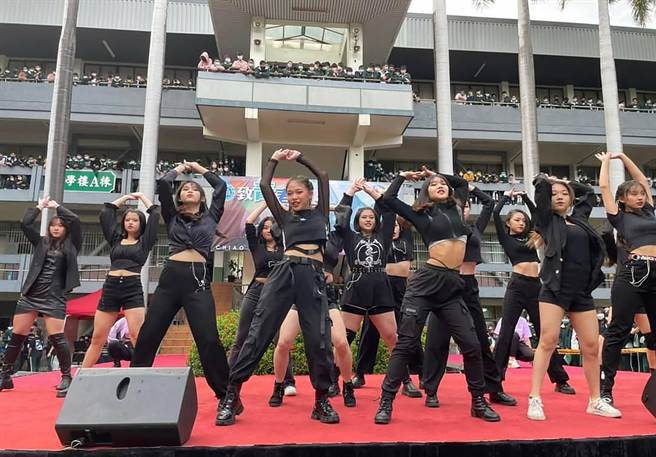 侨泰高中日前举行全校社团成果展暨迎新演唱会，热舞社同学秀舞技，场面热闹。（侨泰高中提供／黄国峰台中传真）