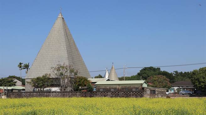 座落于田野间的菁寮圣十字架天主堂，其「金字塔」造型，常吸引路过游客目光。（张毓翎摄）