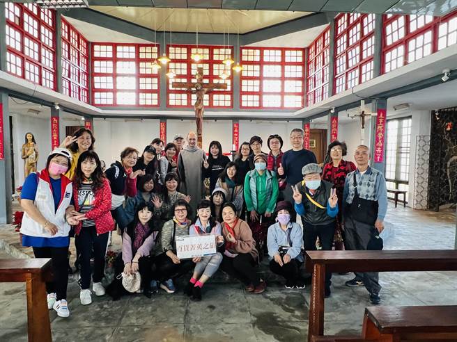 近来以菁寮老街为拍摄场地的电视剧《俗女养成记》播出后，当地观光热潮不断，假日前往天主堂参观的游客达近百人。（后壁区公所提供／张毓翎台南传真）