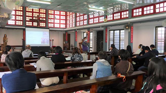 近来假日前往天主堂参观的游客达近百人，有鑑于此首次天主堂招募导览志工，8日正式开训。（张毓翎摄）