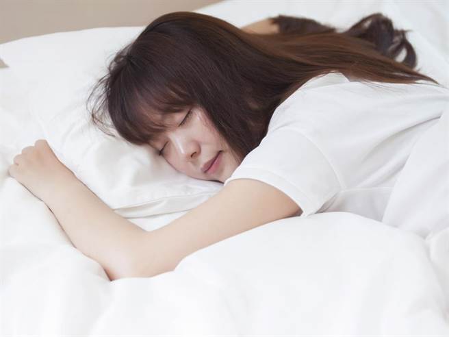 出发前睡好睡满，隔天精神充足较不易晕车 (图/达志影像)