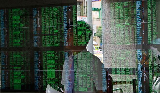 分析师认为，台股暴跌近500点主因并非本土疫情升温，而是热钱退场观望造成台币贬值。（资料照）