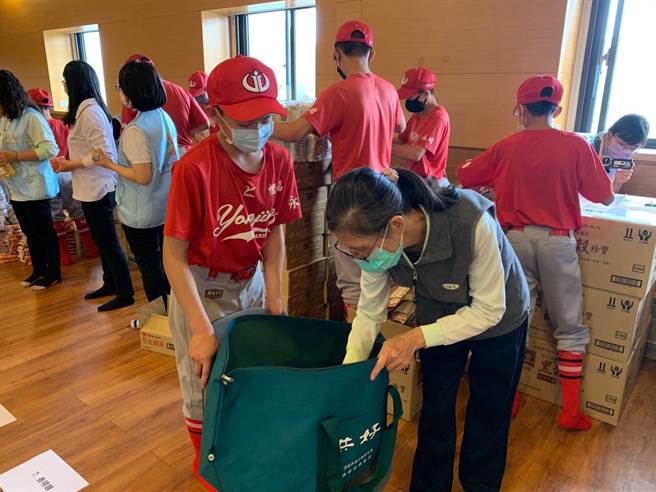 永靖国中棒球队小球员和志工包装福慧袋。(图／顶新和德文教基金会提供)